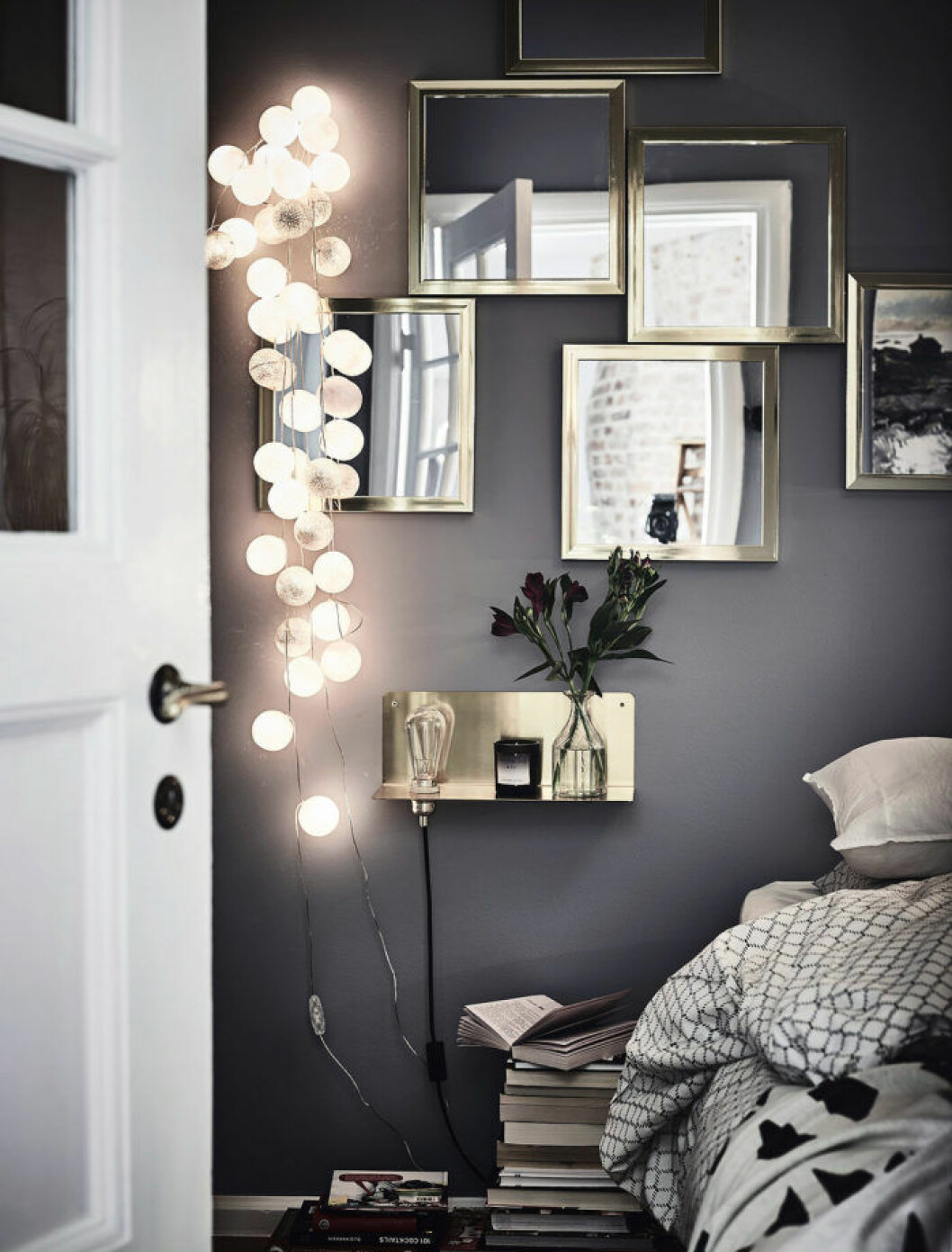 Låt ljusslingorna hänga kvar som en mysig dekoration även efter jul. Foto: Anders Bergstedt Styling: Anna Furbacken för <a href="https://www.instagram.com/entrancemakleri/" target="_blank" rel="noopener">Entrance mäkleri</a> Ljusslingan passar i hemmet året om