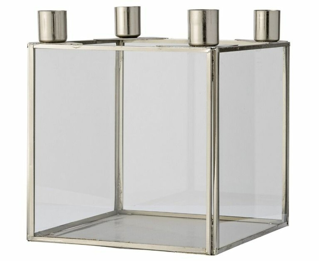 Ljusstake från <a href="http://www.awin1.com/cread.php?awinaffid=359185&awinmid=7916&p=https%3A%2F%2Fwww.designonline.se%2Fvarumarken%2Fbloomingville%2Fbloomingville-metalljusstake-4-ljus%2F" target="_blank" rel="noopener">Bloomingville</a>.