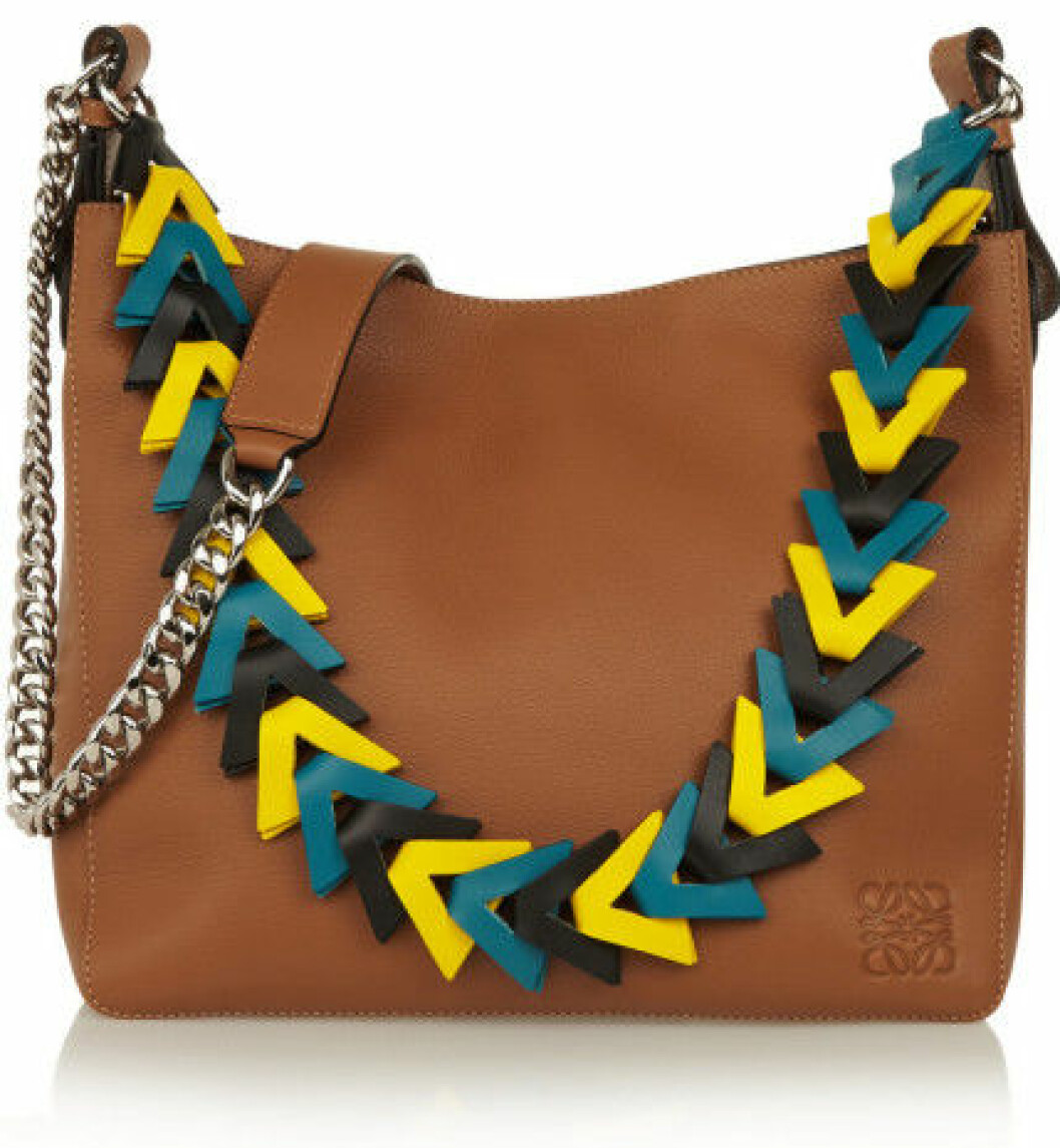 Loewe V Bucket Bag kostar ungefär 12 000 kronor. loewe bucket bag kostar