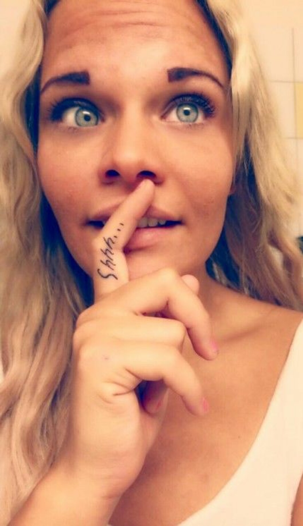 Louise Gren har tatuerat in "Shhh..." på pekfingret.
