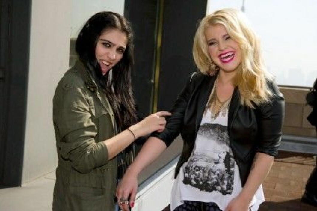 Lourdes och Kelly Osbourne på kampanjplåtningen för Material Girl. Lourdes och Kelly Osbourne på kampanjplåtningen för Material Girl.