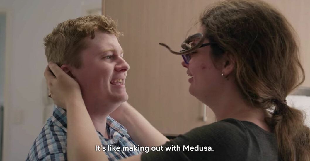 Ruth och Thomas är redan ett etablerat par i serien. Hon har alltid sin lilla orm med sig, för det gör henne lugn. Jag älskar det faktum att Thomas tänker att hon är Medusa och ger henne en puss, istället för att vara livrädd för ormen. Love on the spectrum, Netflix