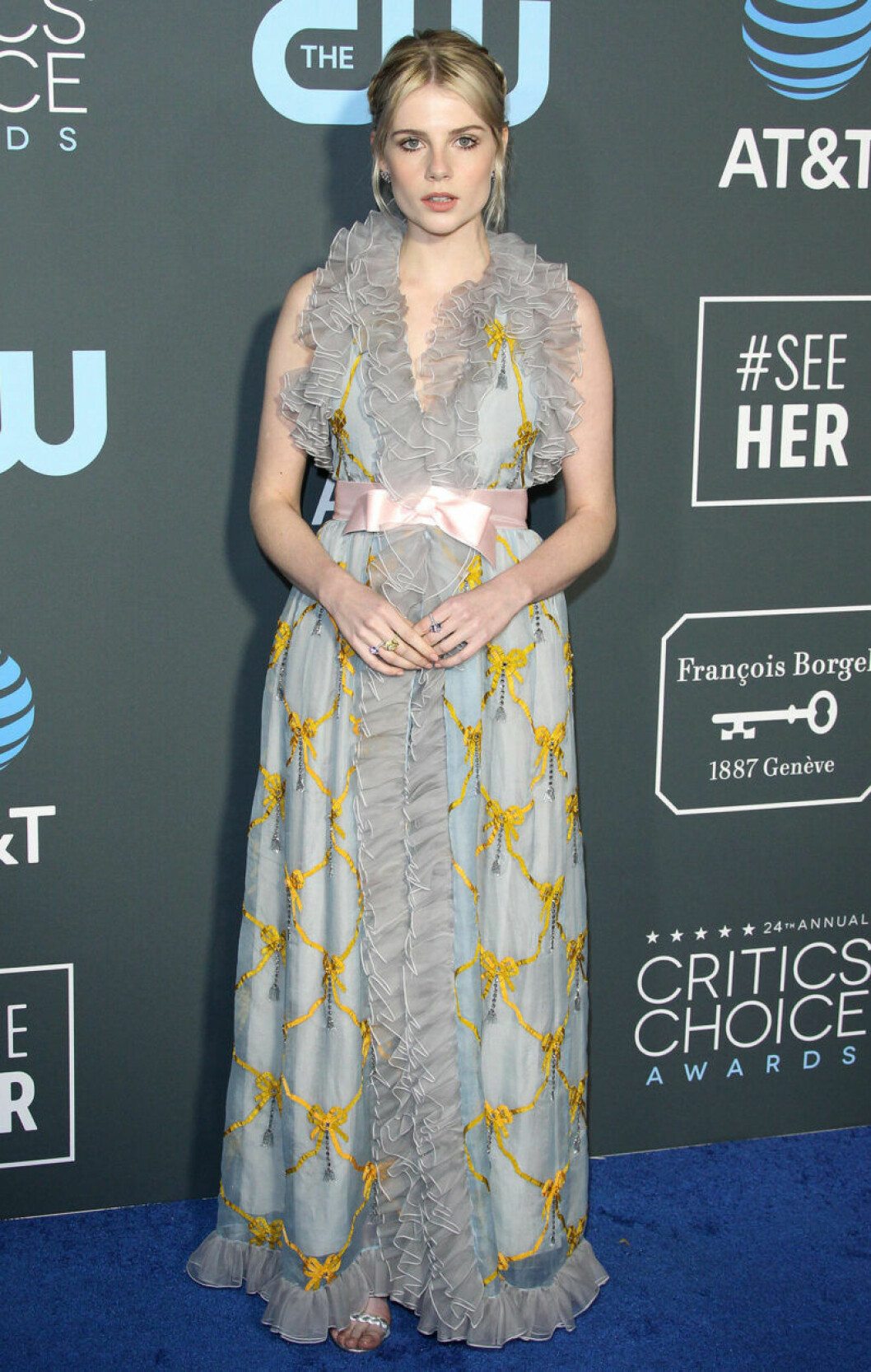 Lucy Boynton i klänning från Gucci. Lucy Boynton på röda mattan på Critics Choice Awards 2019