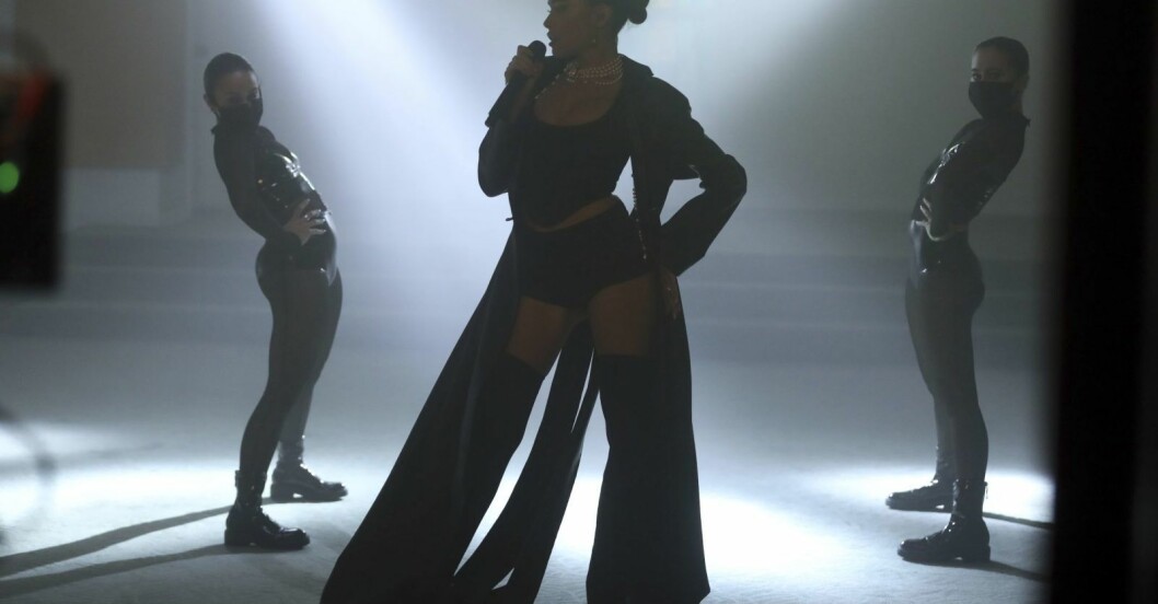 Jade Croppers svarta läderkappa på Madison Beer under MTV EMA i november 2020.