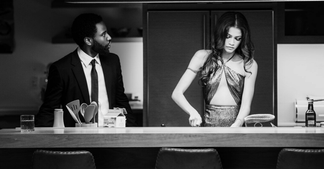 John David Washington och Zendaya står i ett kök i filmen Malcolm & Marie
