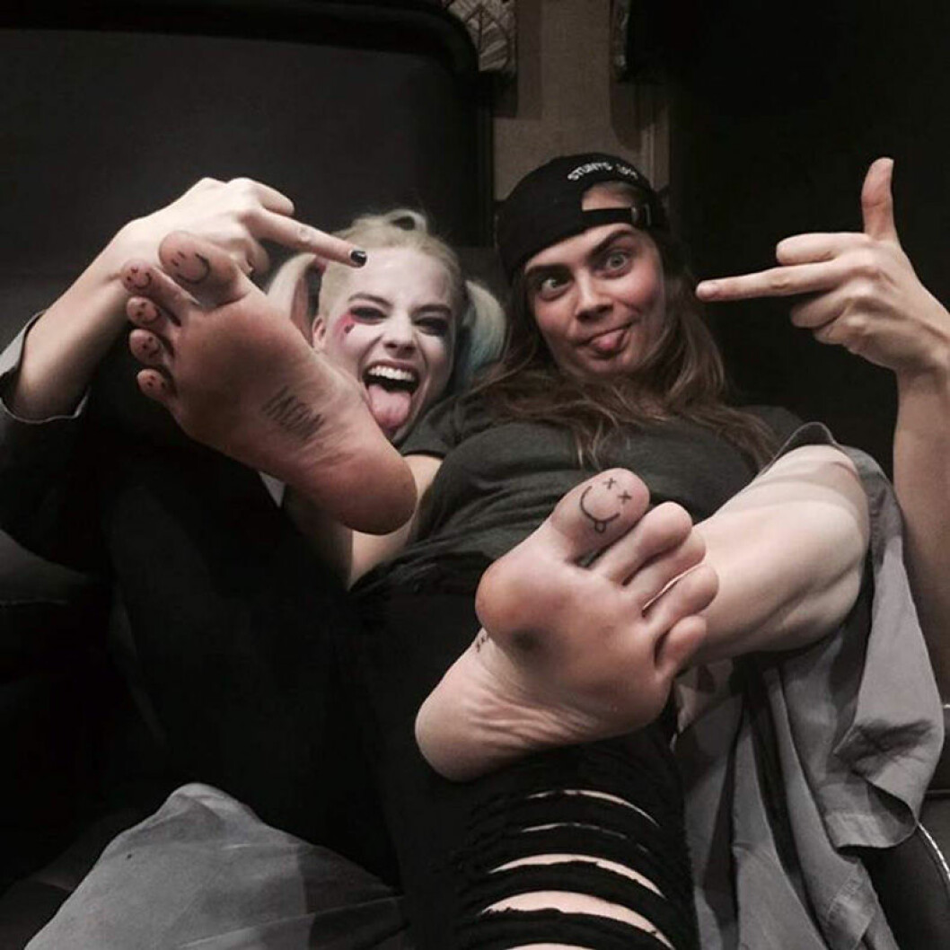 Cara och Margot visar upp nya tatueringen på tån