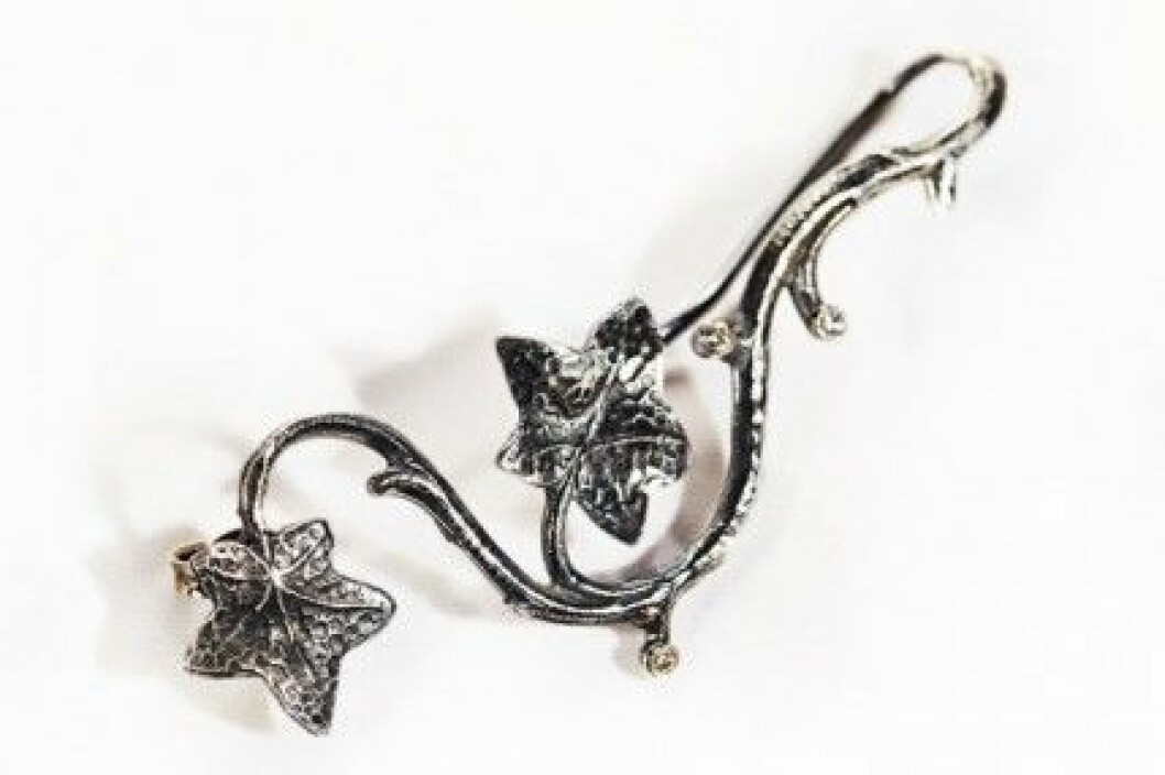 Maria Nilsdotter for Laroche: Wine Leaf ear piece, 2 999 kr. Maria Nilsdotter for Laroche: Wine Leaf ear piece, 2 999 kr.
