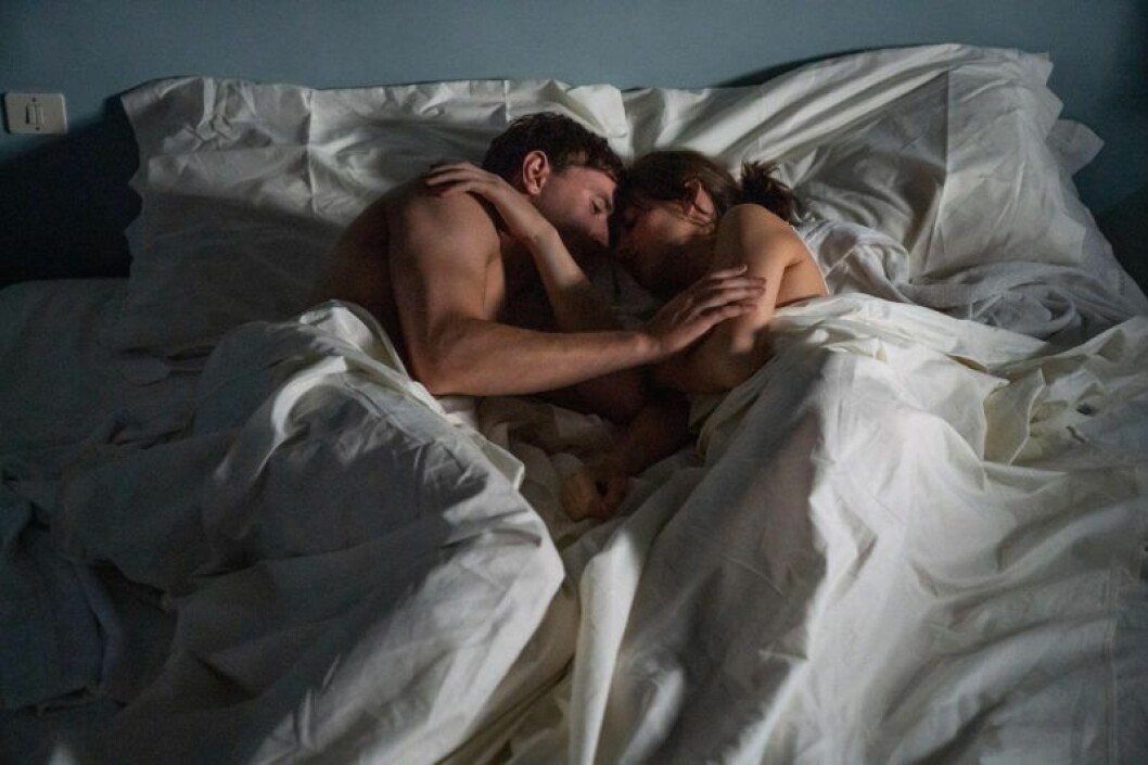 Marianne och Connell i sängen