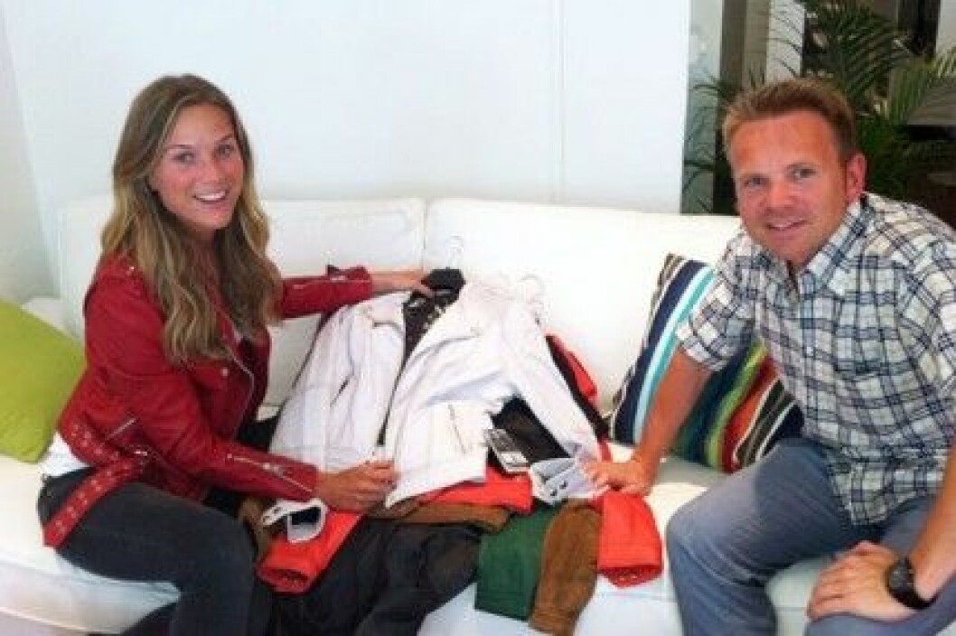 Marie Serneholt går igenom de sista detaljerna med Jan Elfström på Jofama.