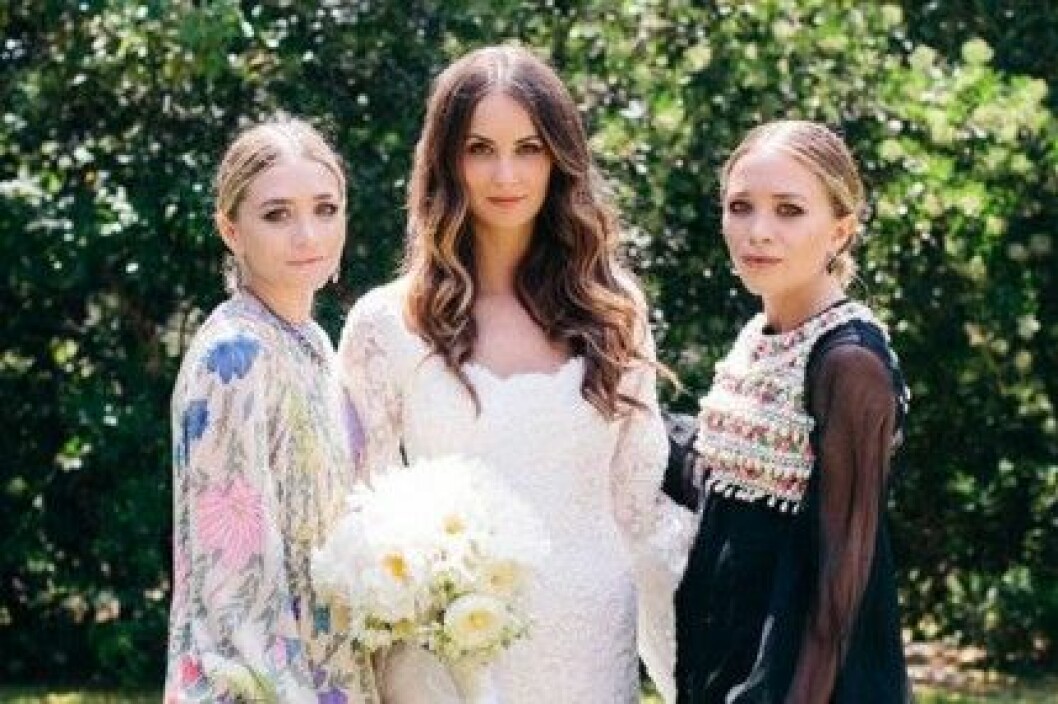 Mary-Kate och Ashley Olsen har designat en brudklänning åt Molly Fishkin. Mary-Kate och Ashley Olsen har designat en brudklänning åt Molly Fishkin.