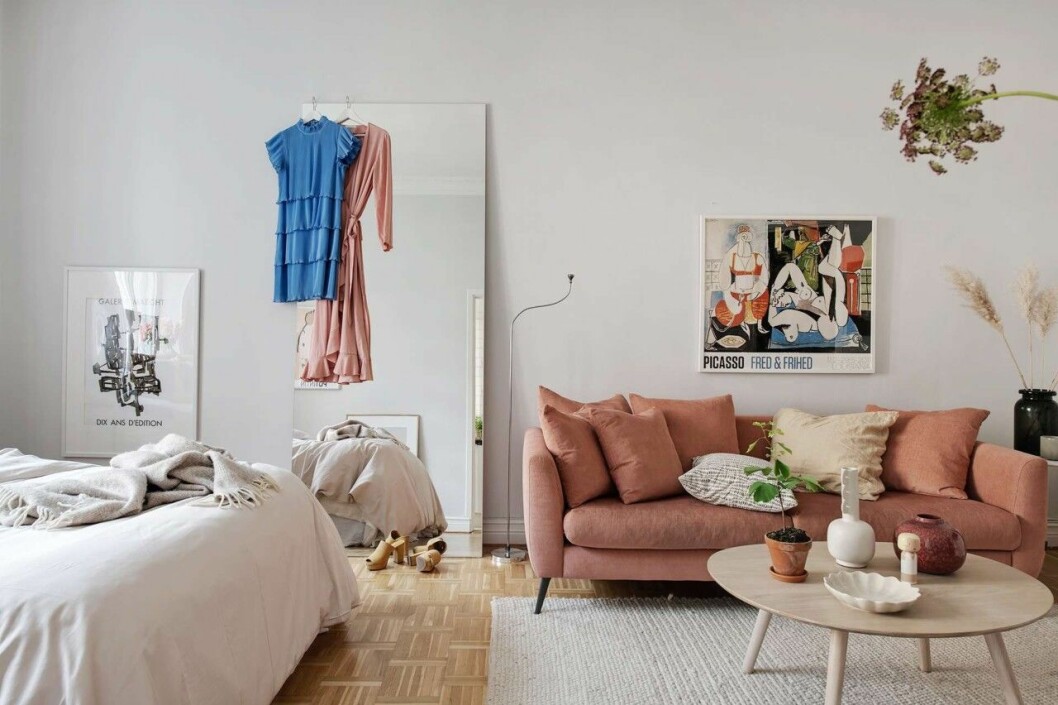 Styling: <a href="https://www.instagram.com/creamandnavy/?hl=sv" target="_blank" rel="noopener">Linnéa H. Manaberi/Cream and navy</a> Foto: <a href="https://www.instagram.com/fredrikjkarlsson/" target="_blank" rel="noopener">Fredrik J Karlsson</a> för <a href="https://www.alvhem.com/" target="_blank" rel="noopener">Alvhem mäkleri & interiör</a> Maxa ytan i din studentlägenhet med de här compact living-knepen