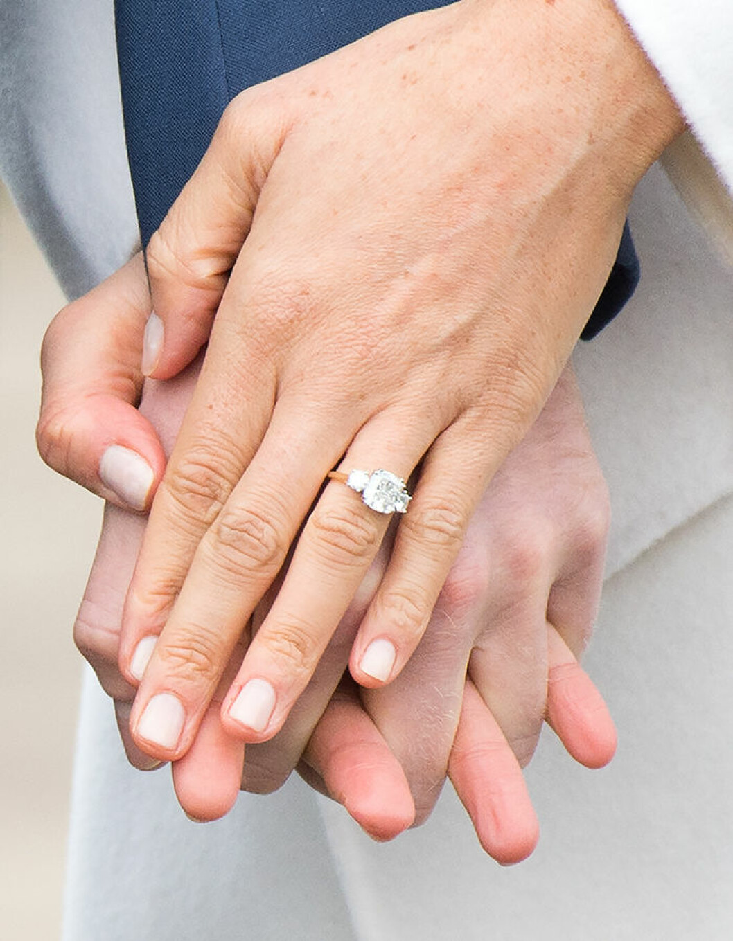 Meghan Markle och prins Harry gifter sig den 19 maj 2018. Meghan Markles förlovningsring med tre diamanter sticker ut.