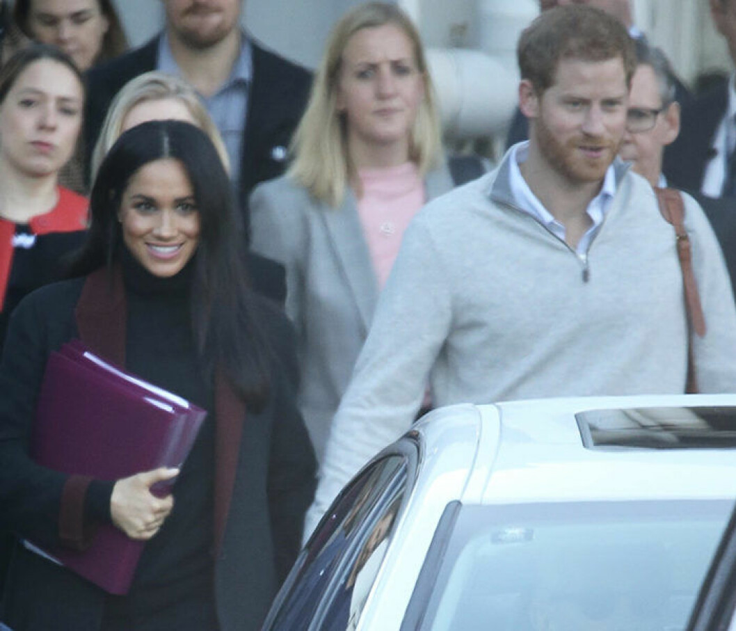 Meghan Markle och prins Harry anländer till Sydney samtidigt som gravidnyheten kablas ut över världen. Meghan Markle och prins Harry i Sydney.
