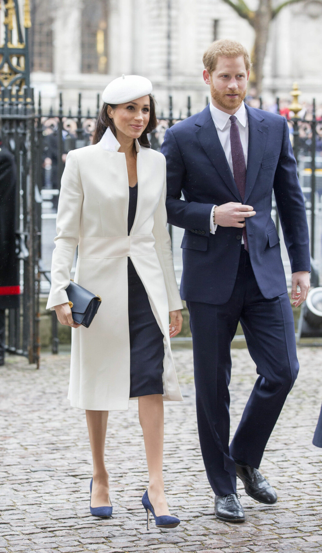 Meghan Markle i stilren look med vit kappa från Amanda Wakeley. Väskan är signerad Mulberry.