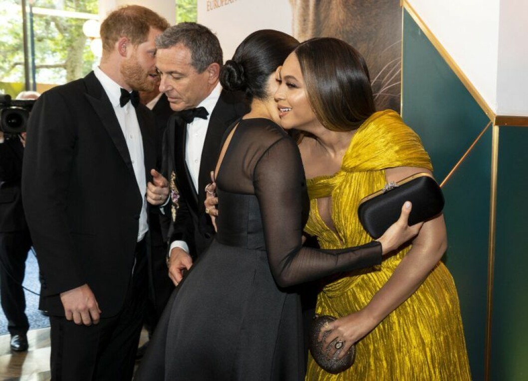 En bild från premiären av Lejonkungen, då hertiginnan Meghan Markle och artisten Beyoncé möttes offentligt för första gången.