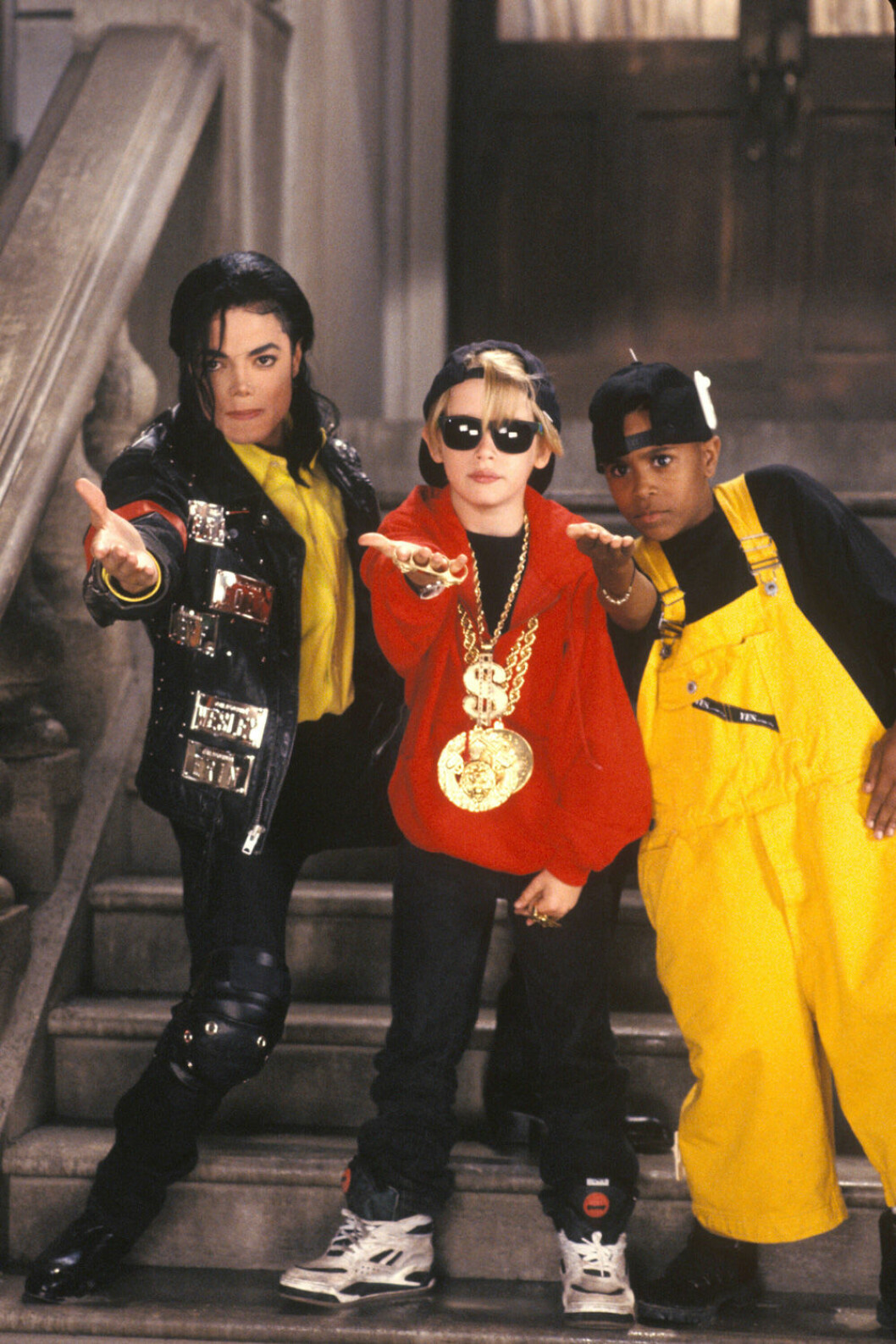 Michael Jackson tillsammans med Macaulay Culkin (mitten) och en annan dansare. Foto: TT Michael Jackson tillsammans med Macaulay Culkin.