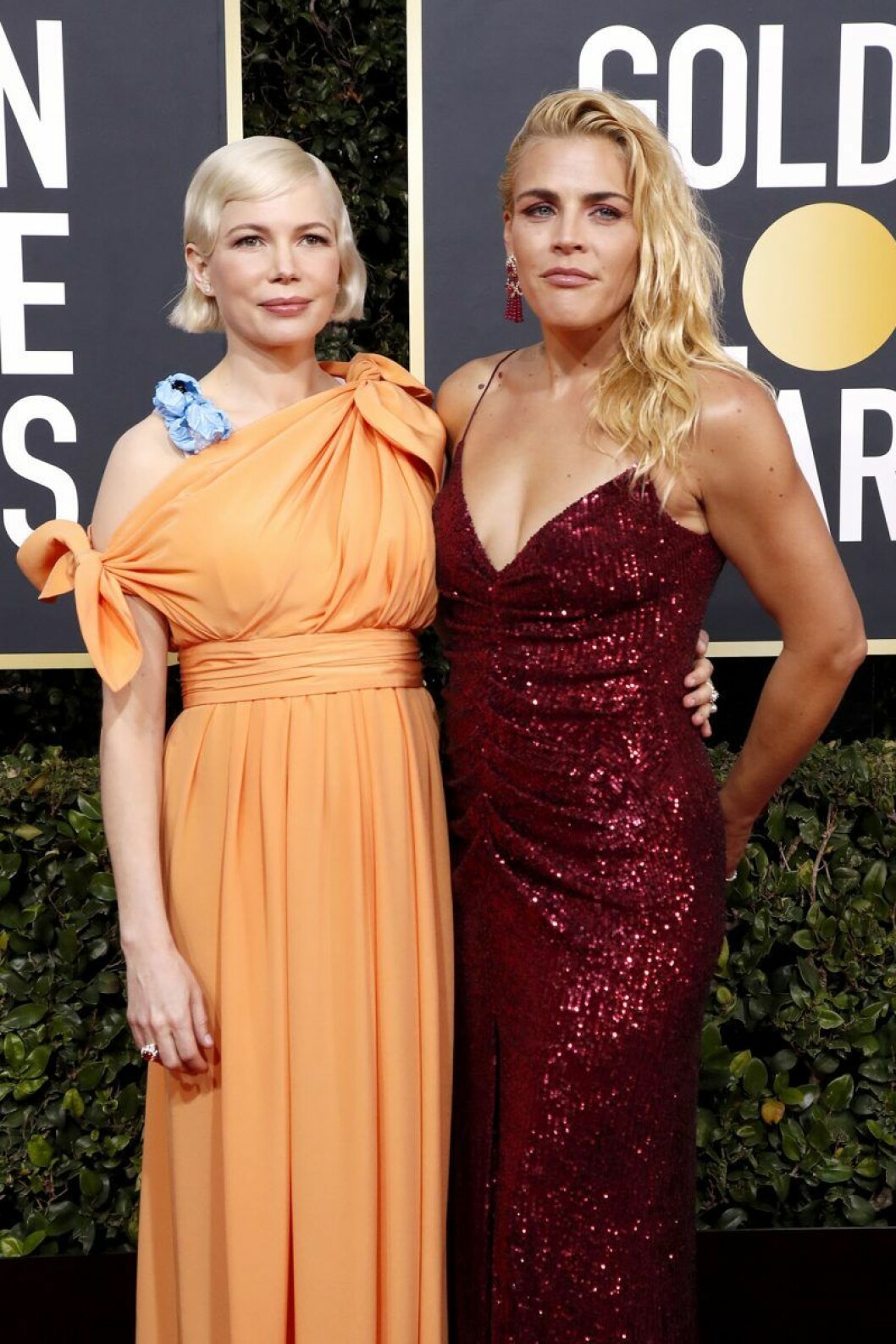Michelle Williams och Busy Philipps på Golden Globes.