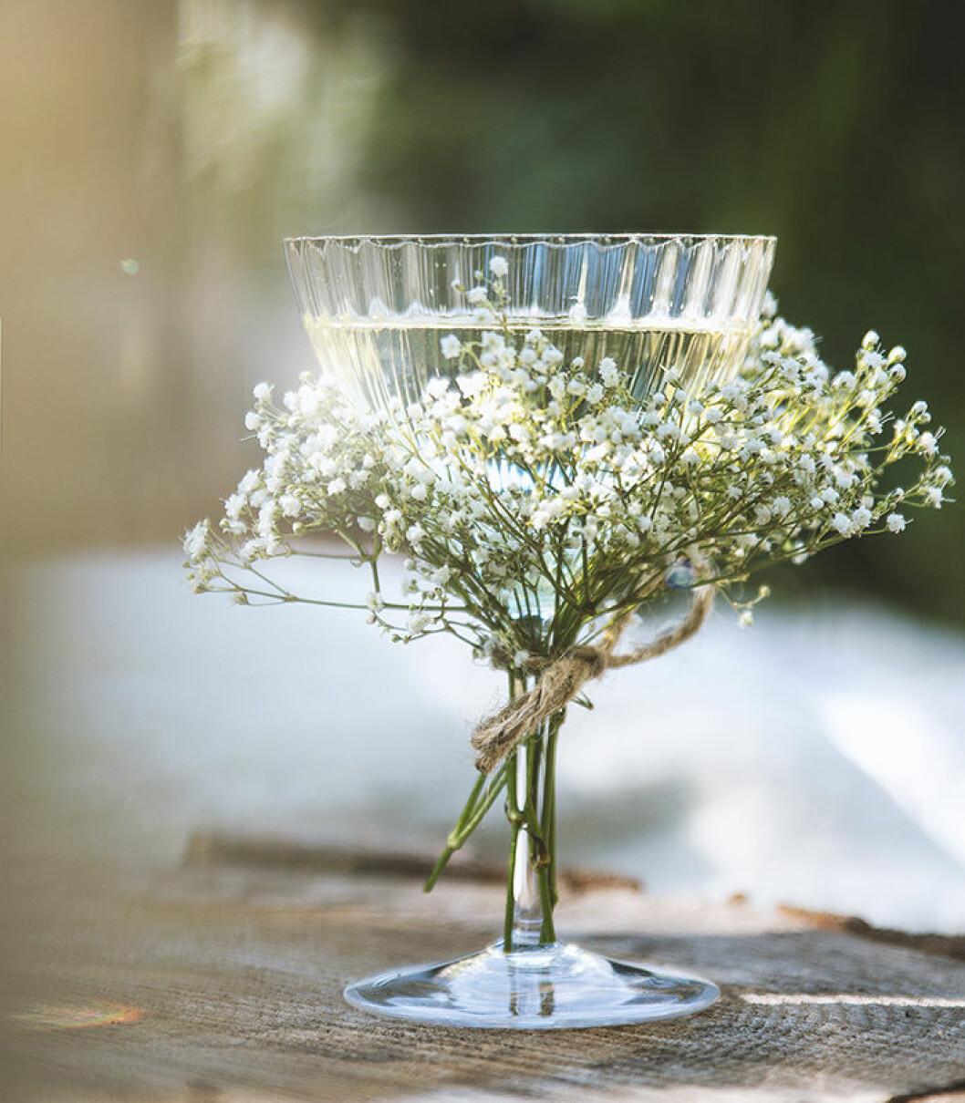 Foto: <a href="http://honestlyyum.com/13684/midsummer-cocktail/" target="_blank" rel="noopener">Honestlyyum.com</a>, recept <a href="http://www.elle.se/enkla-drinkar-med-fladerlikor/" target="_blank" rel="noopener">ELLE Mat & Vin</a>/St. Germain Recept på en champagnedrink med fläderlikör.