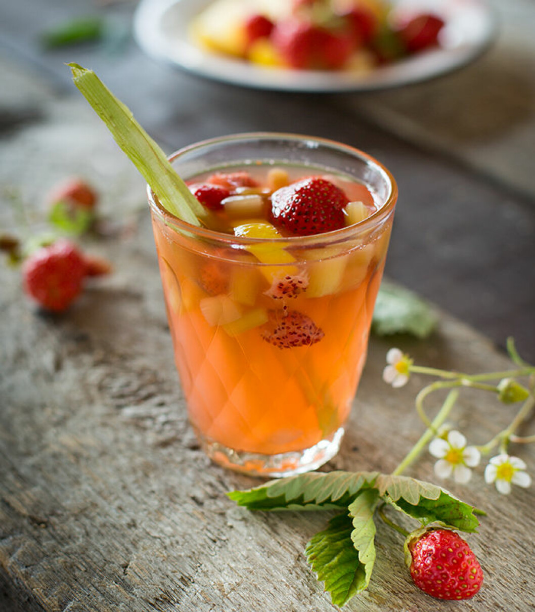 Foto: IBL/Shutterstock, recept via <a href="http://sweetpeasandsaffron.com/2014/05/strawberry-rhubarb-rose-sangria.html" target="_blank" rel="noopener">sweetpeasandsaffron.com</a> Recept på sangriadrink med jordgubb och rabarber.