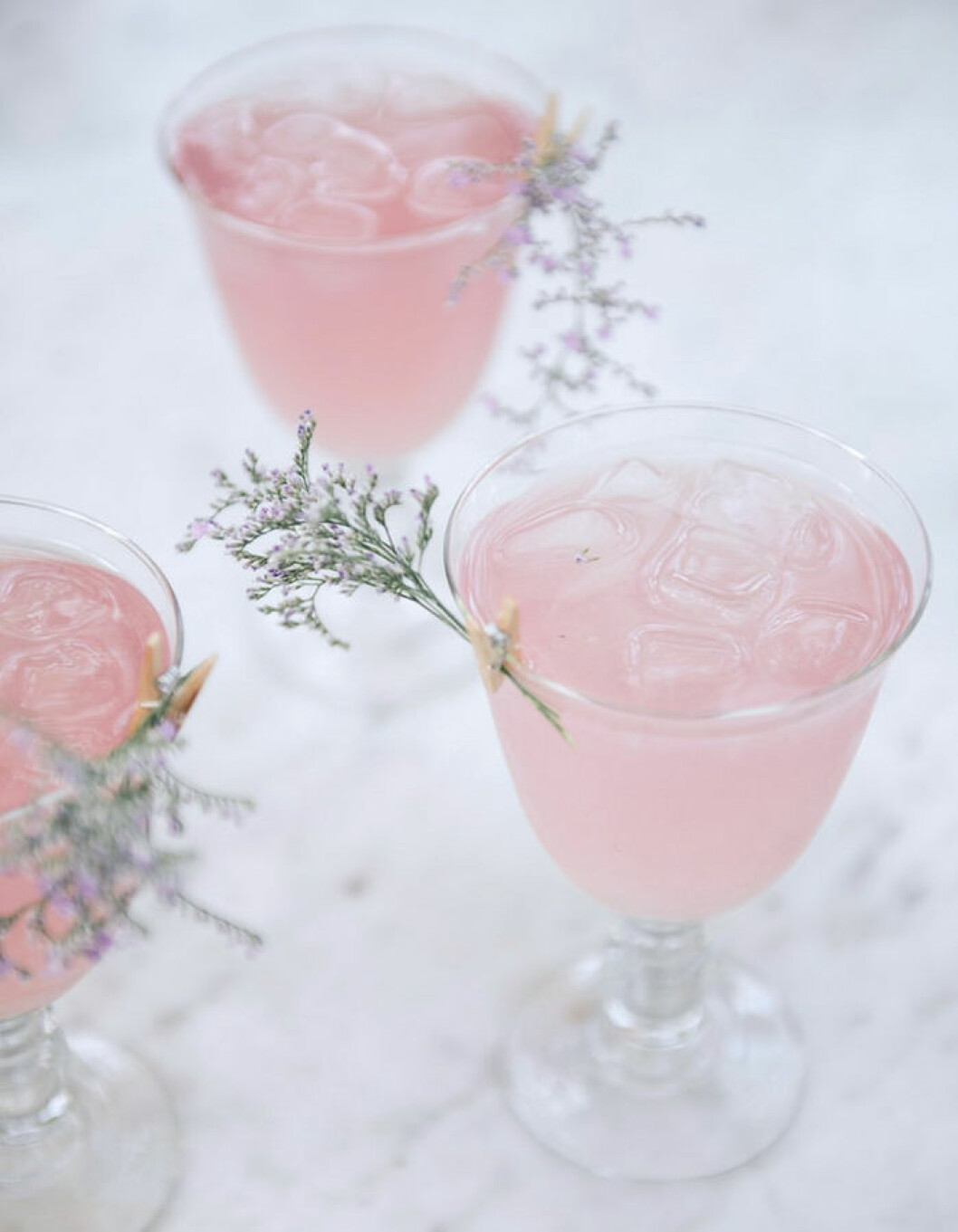 Foto & recept via: <a href="http://apairandasparediy.com/2015/04/how-to-rose-water-cointreau-fizz/" target="_blank" rel="noopener">apairandasparediy.com </a> Recept på en rosig drink med smak av hallon och apelsin.