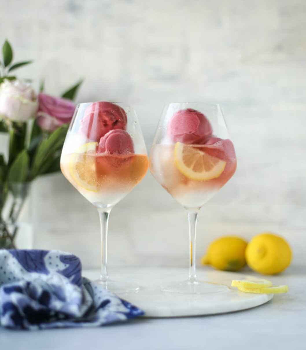 Foto & recept: <a href="http://www.howsweeteats.com/2017/02/lemon-raspberry-sorbet-prosecco-floats/" target="_blank" rel="noopener">howsweeteats.com</a> Recept på proseccodrink med citron och hallonsorbet.