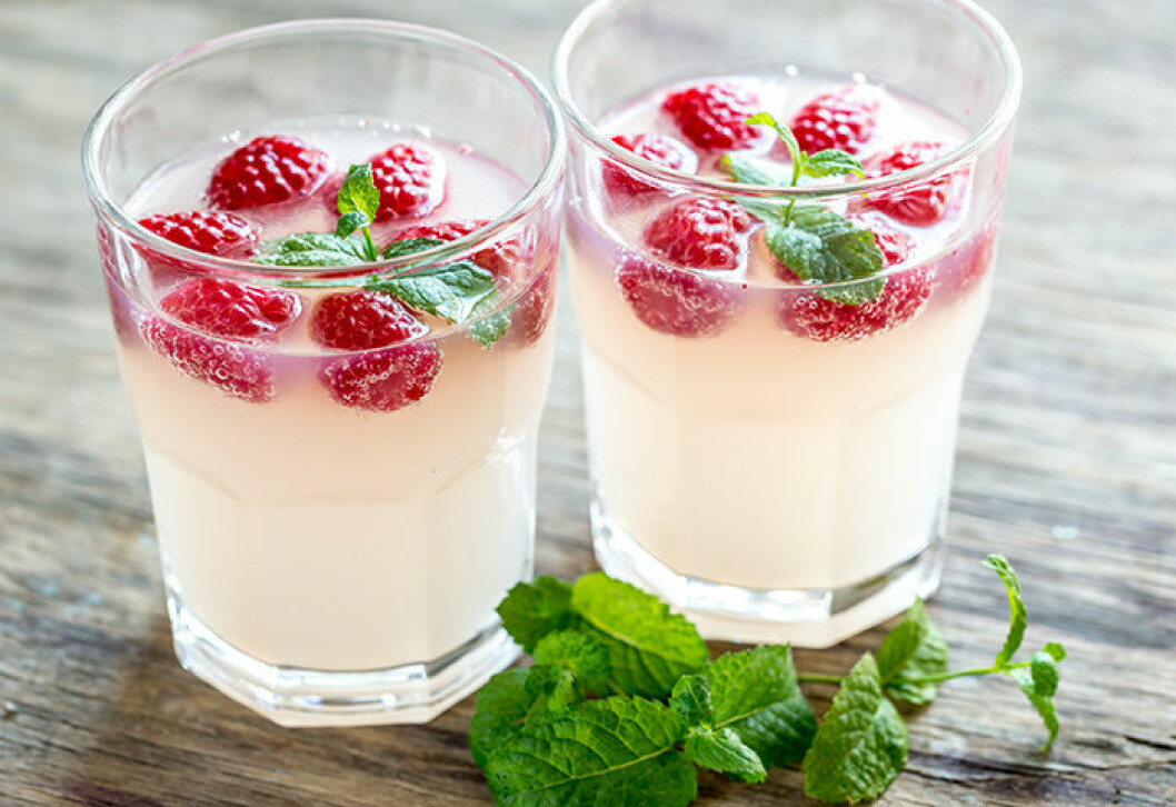 Foto: IBL/Shutterstock Recept på limoncellodrink med smak av hallon och mynta.