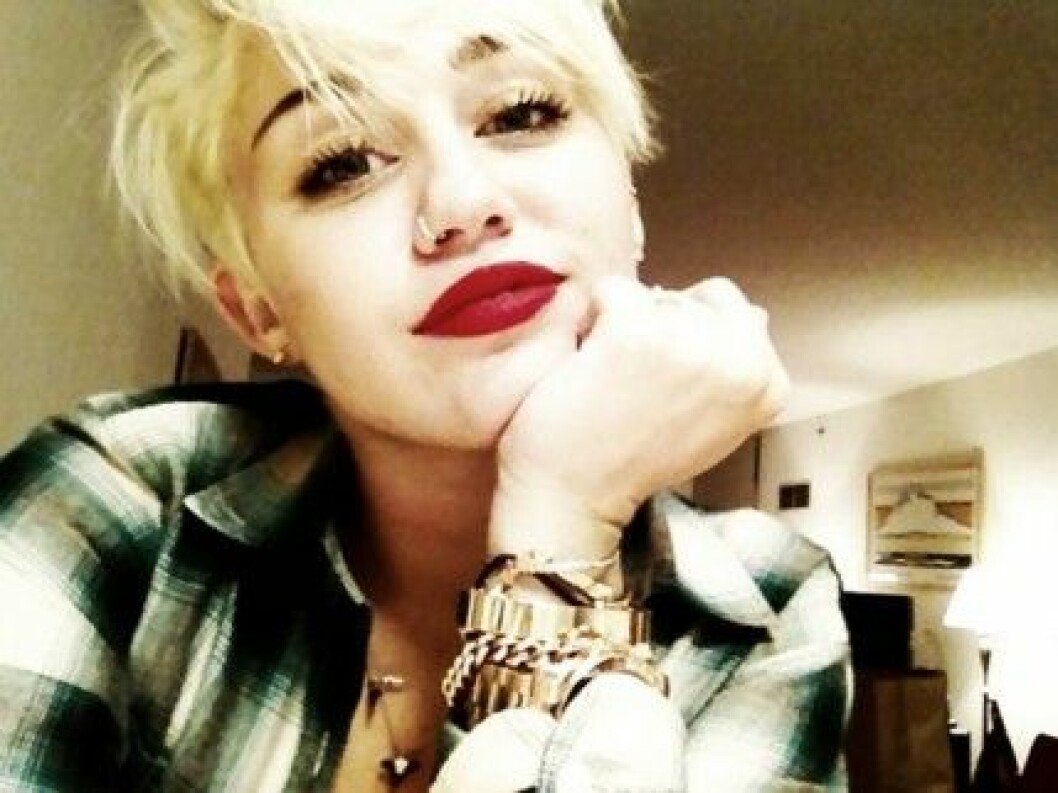 Miley Cyrus twittrar: "self love is the greatest of all flatterers"