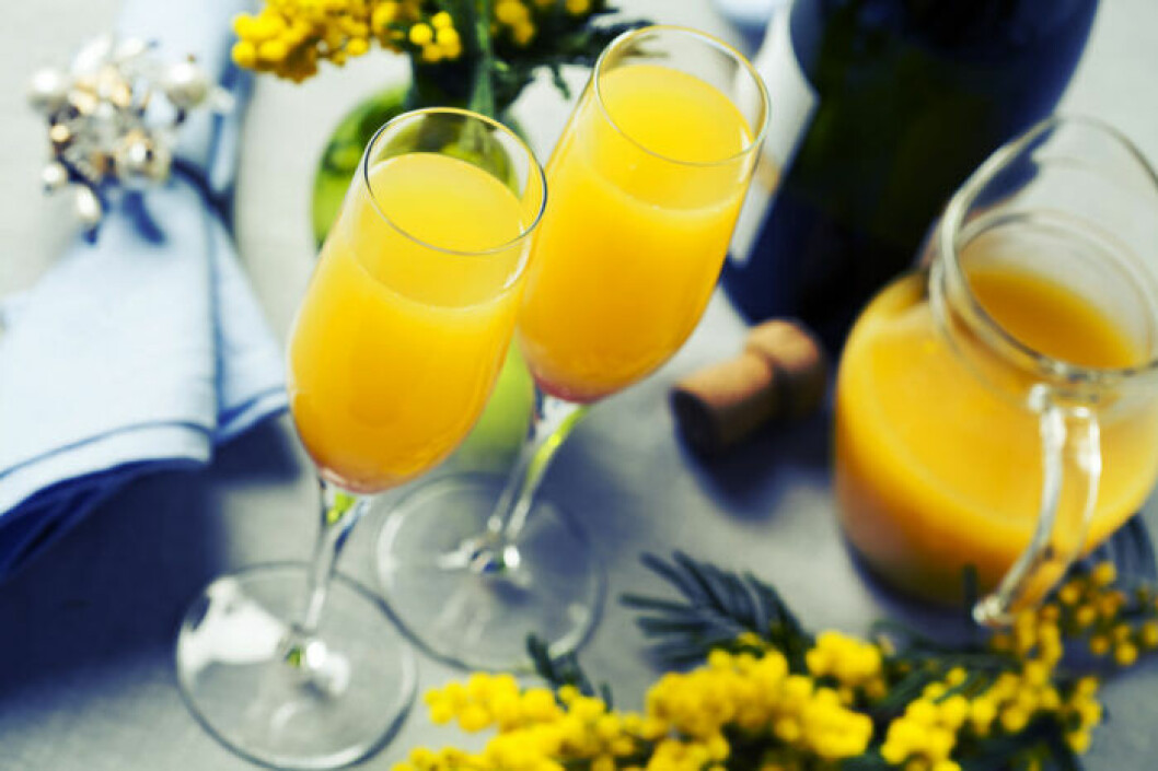 Brunchklassikern mimosa med apelsinjuice och mousserande vin. 