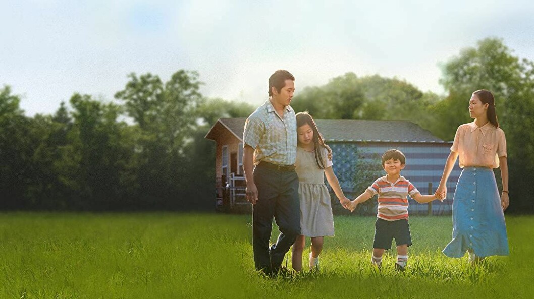 Bild från Oscarsfilmen Minari, en familj med mamma, pappa och två barn går på en äng.