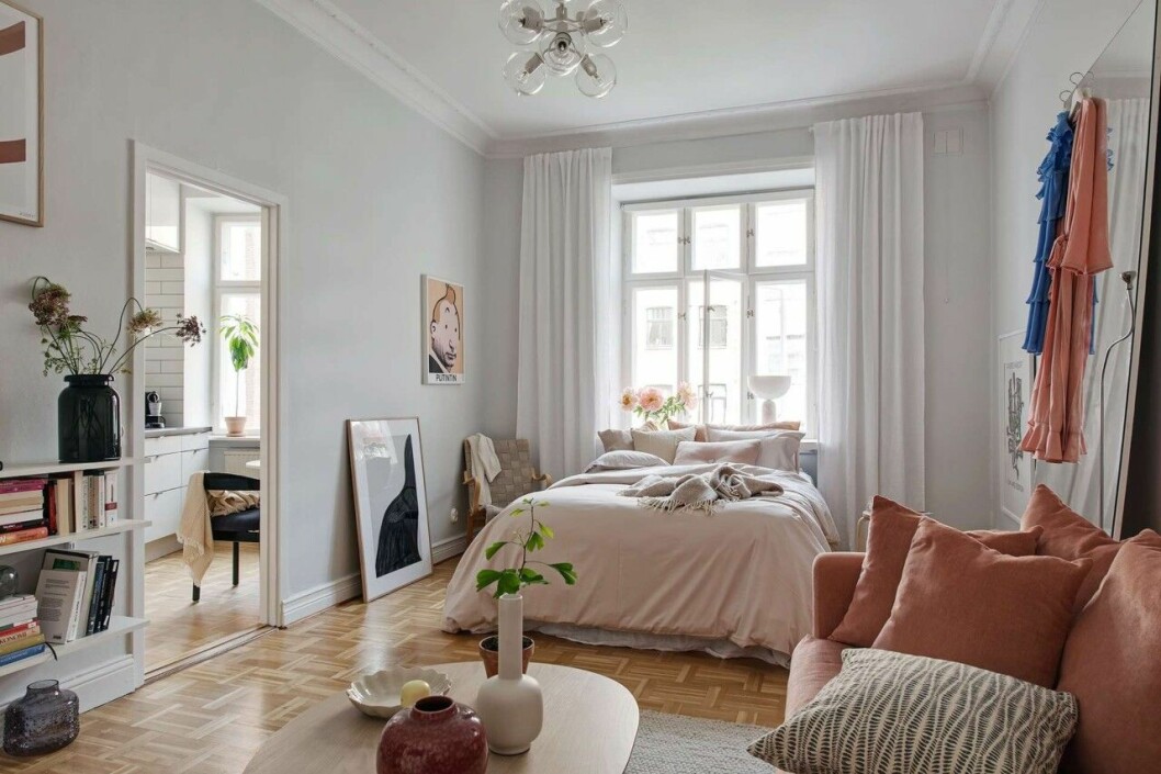 Styling: <a href="https://www.instagram.com/creamandnavy/?hl=sv" target="_blank" rel="noopener">Linnéa H. Manaberi/Cream and navy</a> Foto: <a href="https://www.instagram.com/fredrikjkarlsson/" target="_blank" rel="noopener">Fredrik J Karlsson</a> för <a href="https://www.alvhem.com/" target="_blank" rel="noopener">Alvhem mäkleri & interiör</a> Leta efter personliga fynd på loppis, bortskänkes och bytes.
