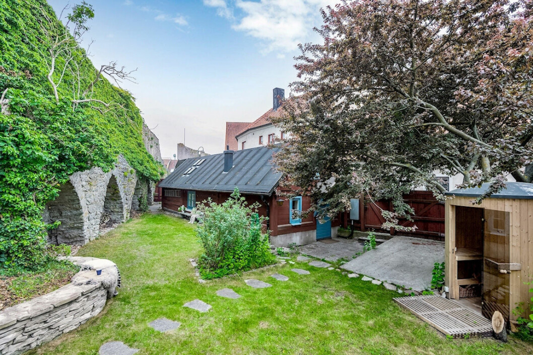 Huset är typiskt för de charmiga stenlagda gatorna i Visby, med låga fönster och vackert målad fasad. Innergården