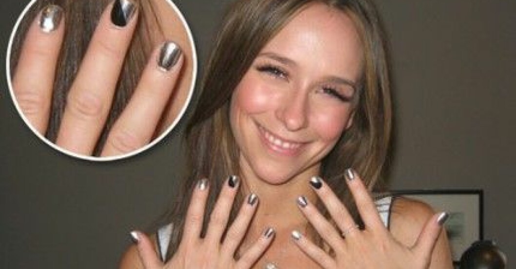 Jennifer Love Hewitt i Minx-naglar gjorda av Naja Rickette. Jennifer Love Hewitt i Minx-naglar gjorda av Naja Rickette.