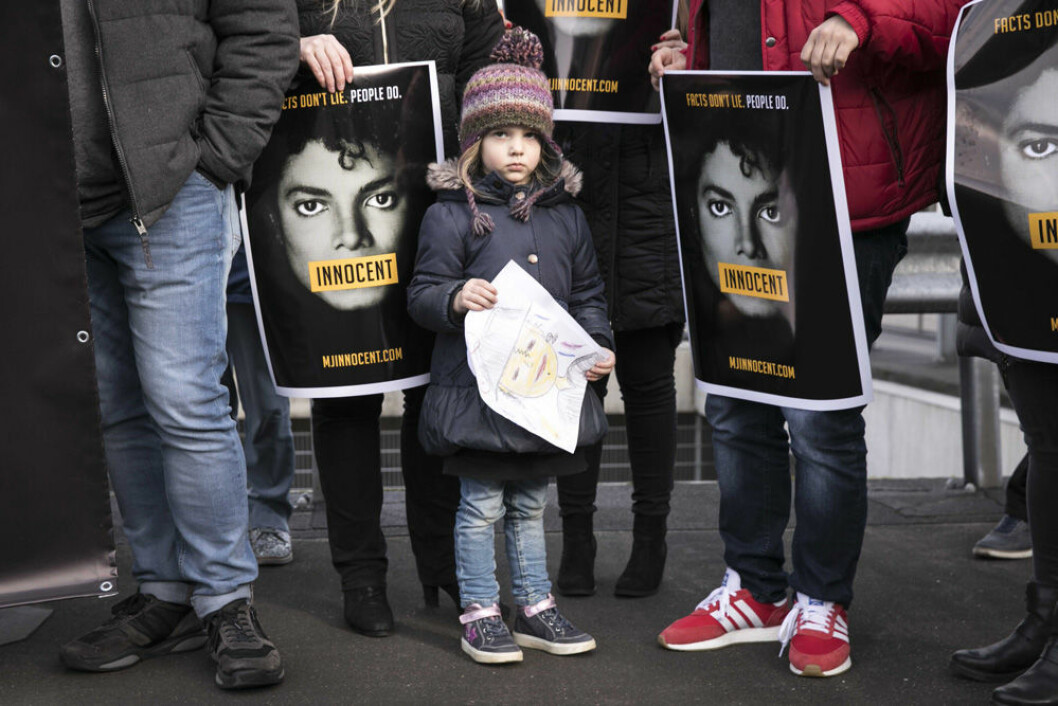 Protester i London inför premiären av dokumentären<em> Leaving Neverland</em>. Foto: TT Michael Jacksons fans försvarar honom genom olika protester och hashtagen MJ Innocent.