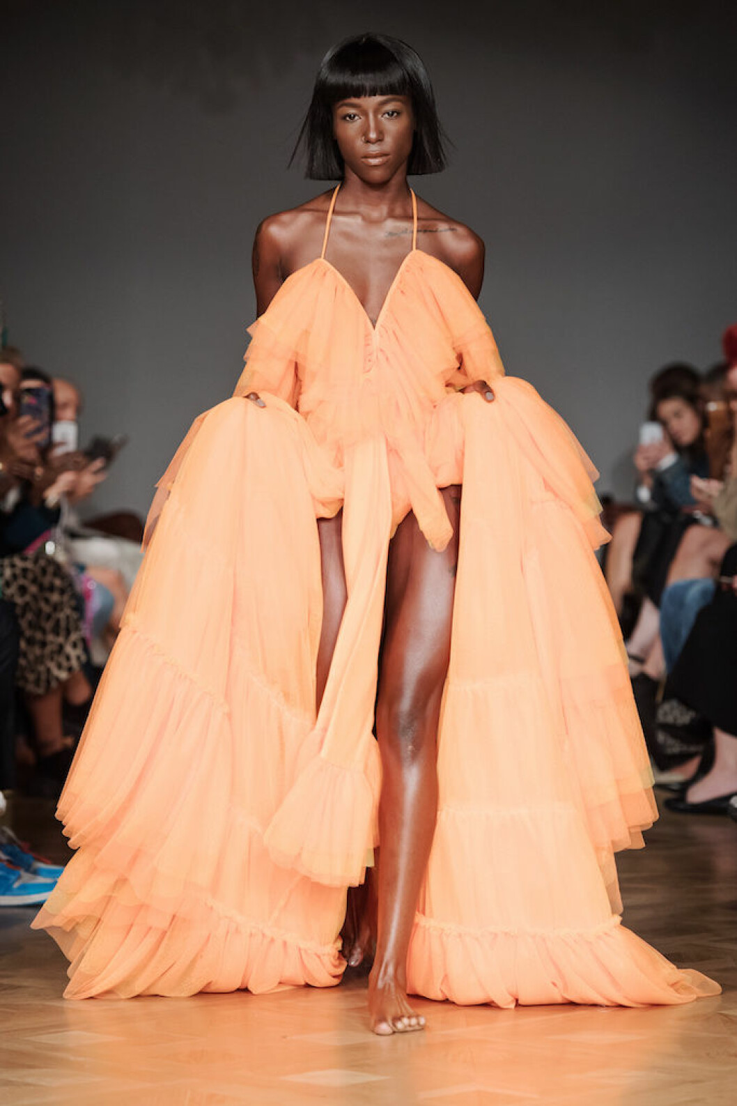 Sabina Ddumba i en magisk orange tylldröm på Selam Fessahayes SS19-visning. Foto: Fashion Week Stockholm. Sabina Ddumba i Selam Fessahaye