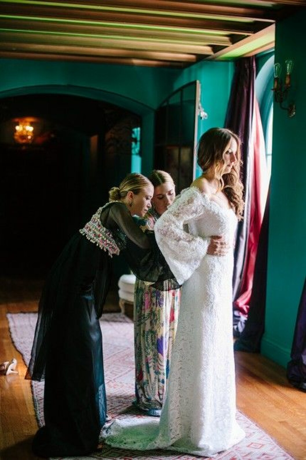 Mary-Kate och Ashley Olsen hjälper bruden Molly Fishkin med klänningen. Mary-Kate och Ashley Olsen hjälper bruden Molly Fishkin med klänningen.