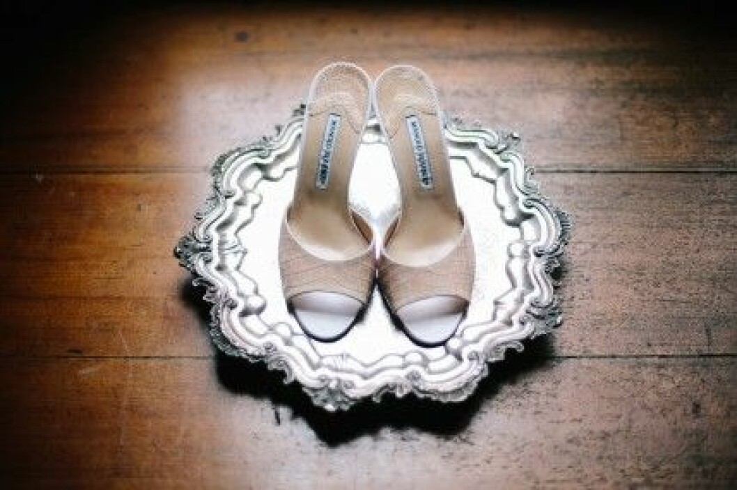 Bruden bar ett par skor från Manolo Blahnik. Bruden bar ett par skor från Manolo Blahnik.