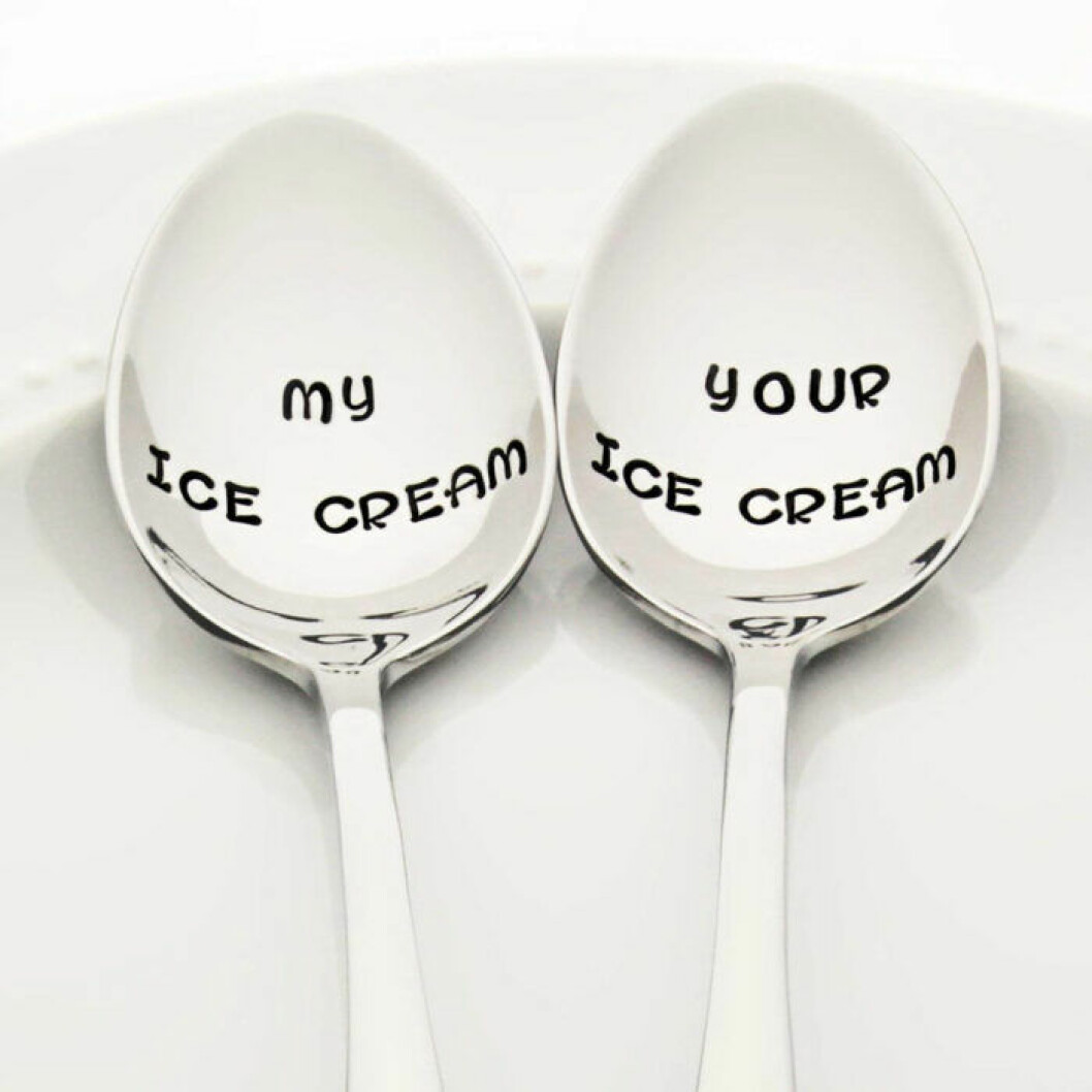 Glasskedar med inskriptionerna My ice cream och Your ice cream. 