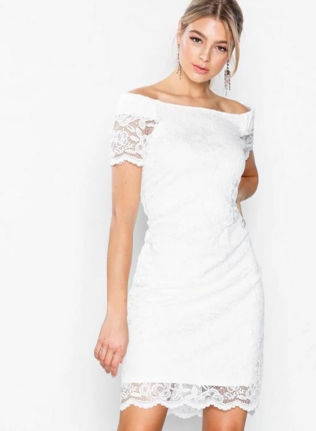 En bild på en off shoulder-klänning från VILA med spetsdetaljer.
