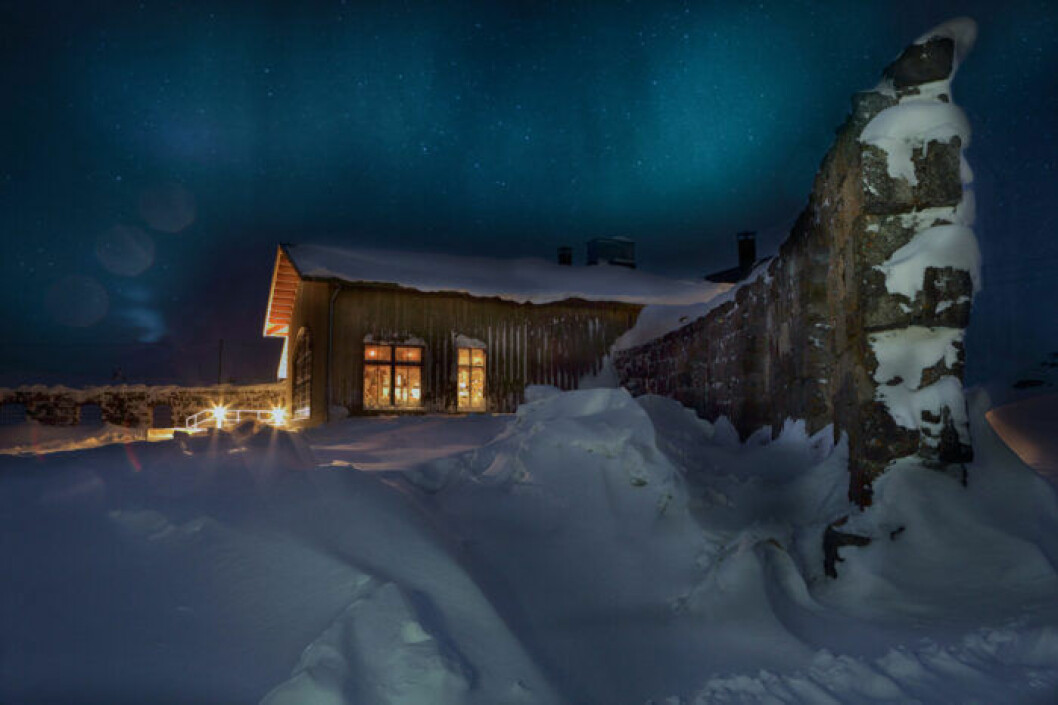 Niehku Mountain Villa och den fornminnesmärkta ruinen som skär rakt igenom byggnaden. Utsidan av Niehku Mountain Villa