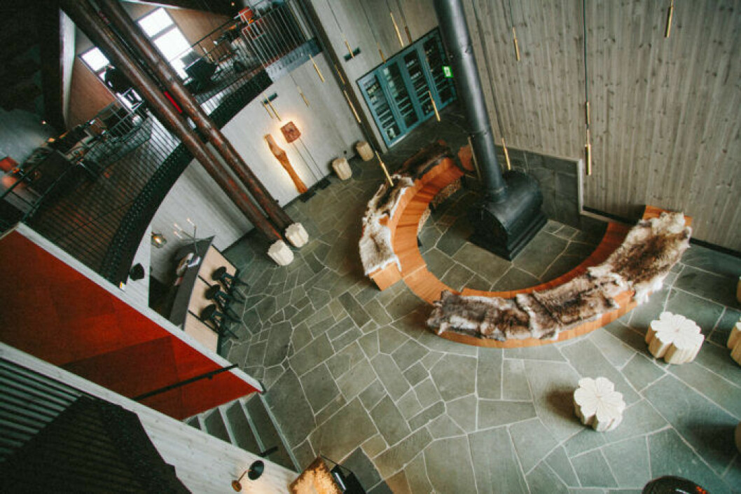 Del av de gemensamma ytorna på Niehku Mountain Villa. Niehku Mountain Villa, brasa