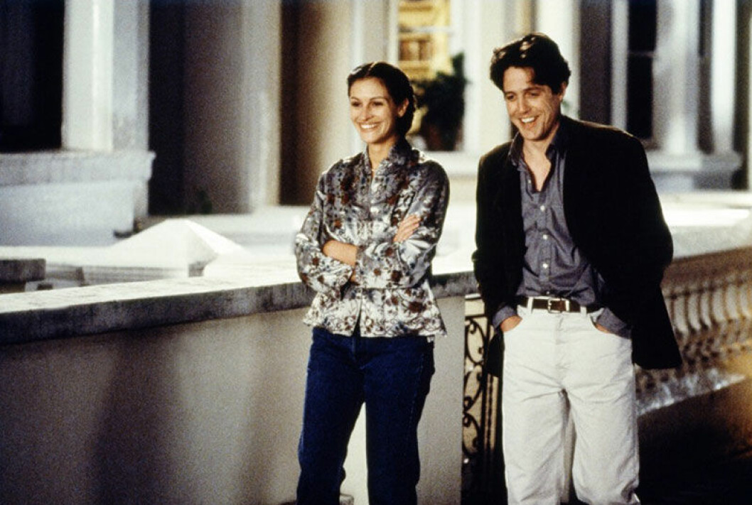Anna och Will strosar gatan fram. notting hill julia roberts hugh grant