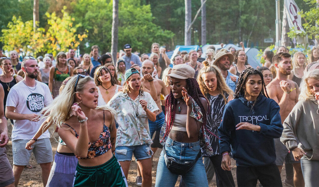 Besökarna dansar till musiken på Öland Roots. Foto: Öland Roots Öland Roots är fyllt av dans och musik