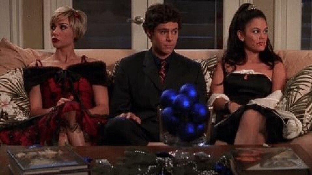 Seth i soffan mellan Anna och Summer i den klassiska scenen från OC.