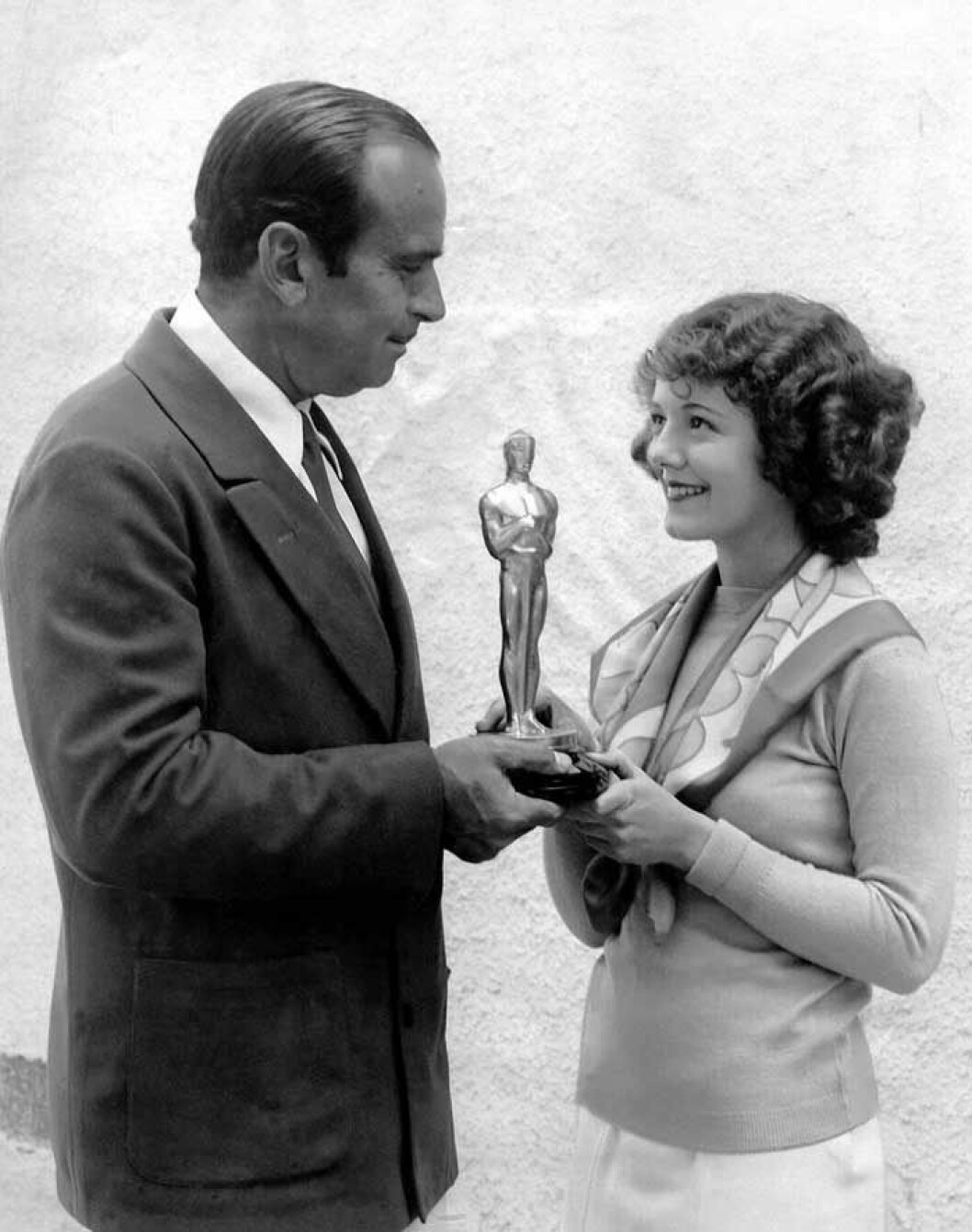 Janet Gaynor tar emot priset för bästa kvinnliga huvudroll på den första Oscarsgalan 1929.