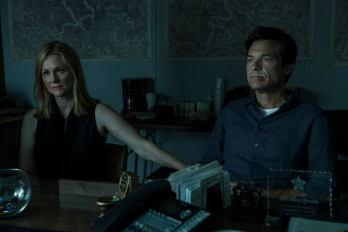 Laura Linney och Jason Bateman spelar huvudrollerna i Ozark.