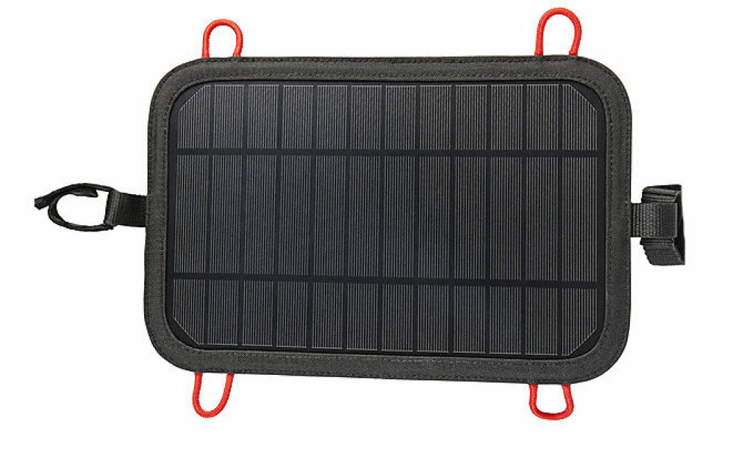 Solcellsladdare till mobil och GPS <a href="https://track.adtraction.com/t/t?a=1199854180&as=1213860375&t=2&tk=1&url=https://www.clasohlson.com/se/Solcellsladdare-med-USB-6-W,-Exibel/38-8532?gclid=CjwKCAjw0tHoBRBhEiwAvP1GFW4L7eZ2rcOCthOGbv95xjZhowBwiI3XOejUCmYkho_f5qKONQJWyRoChnUQAvD_BwE" target="_blank" rel="noopener">från Exibel</a>. Medföljer spännen som gör att den går att fästa på ryggsäcken. Fjällvandring packlista: Solcellsladdare