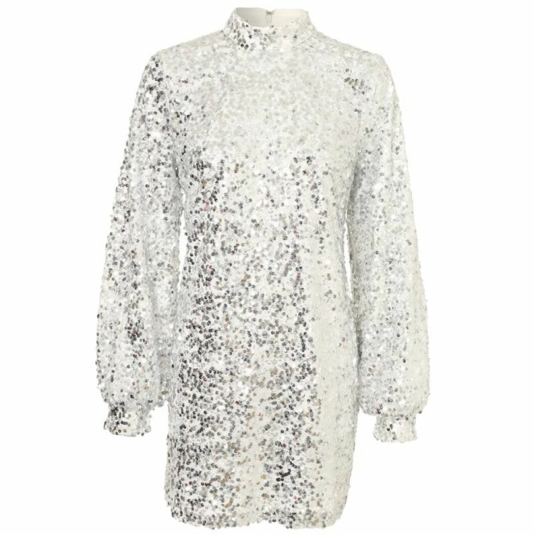 Paljettklänning från NLY Trend. Kostar 419 kronor på rean. <a href="https://clk.tradedoubler.com/click?p=17833&a=3024831&url=https%3A%2F%2Fnelly.com%2Fse%2Fkl%25C3%25A4der-f%25C3%25B6r-kvinnor%2Fkl%25C3%25A4der%2Ffestkl%25C3%25A4nningar%2Fnly-trend-917%2Fhigh-neck-sequin-dress-087142-0026%2F" target="_blank" rel="noopener">Här kan du fynda</a>. Paljettklänning