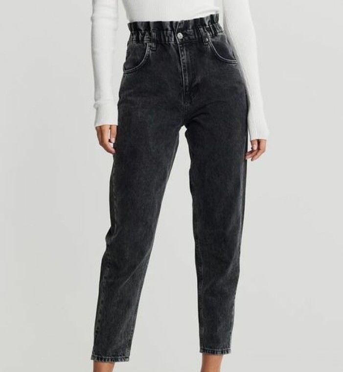 Svarta mom-jeans från Gina tricot