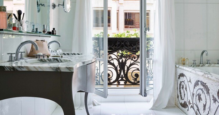 lyxigt badrum med balkong