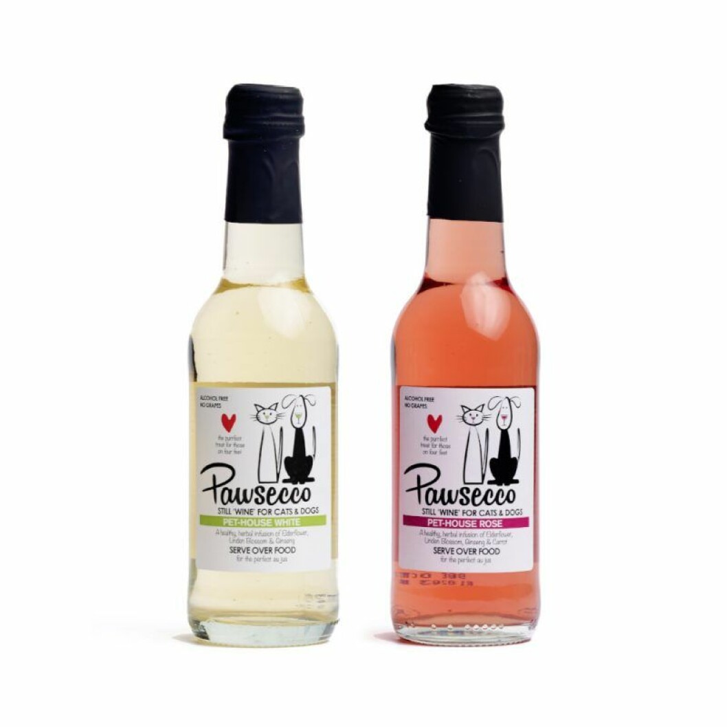 I Sverige går det att köpa Pawsecco <a href="https://track.adtraction.com/t/t?a=1099371260&as=1213860375&t=2&tk=1&epi=pawsecco&url=https://www.coolstuff.se/Pawsecco-Dryck-for-Hund-och-Katt/17211#aw_source=ps-0e01b2f3-b0c6-40ba-b40f-5a0d352ee01e" target="_blank" rel="noopener">här</a>. Pawsecco, ett vin för hundar och katter.